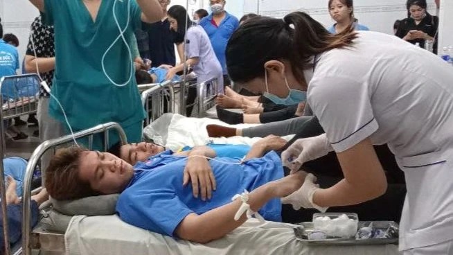 Đồng Nai: Gần 100 công nhân nhập viện nghi ngộ độc sau khi ăn bánh đa cua